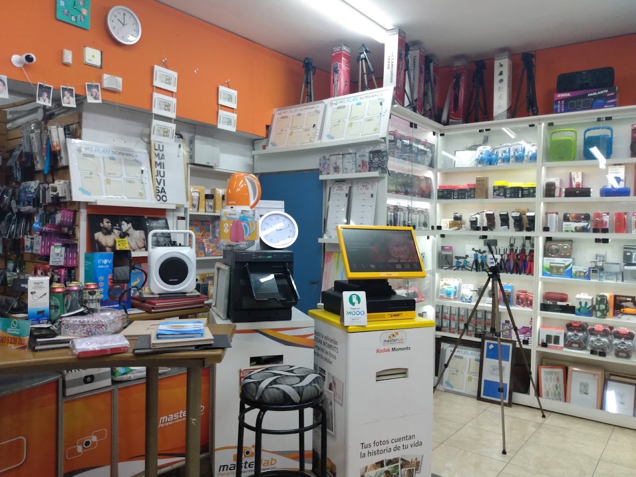 Interior de Master Lab con cámaras, accesorios y el kiosco Kodak Moments